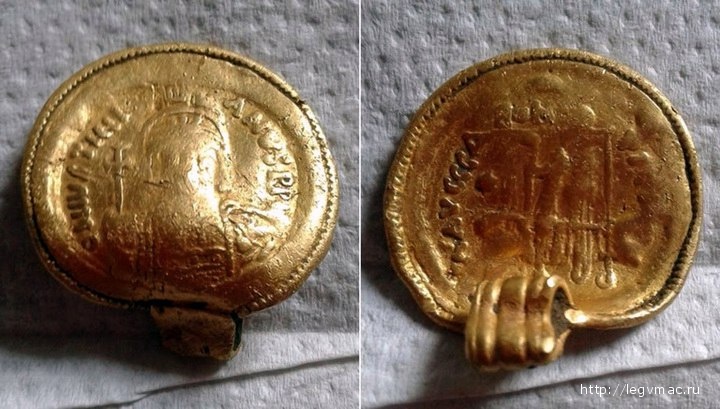 Англосаксонский золотой кулон из византийской монеты VI века. Фото: Godfrey Pratt / BBC