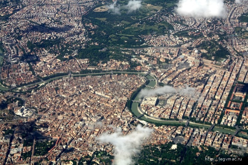 Современный вид города Рима, фотографировал из иллюминатора самолета. Справа посередине виден Капитолийский холм и часть форума
