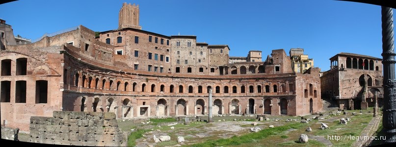 Панорама форума и рынка Траяна, сверху видна башня милиции, фото из личного архива