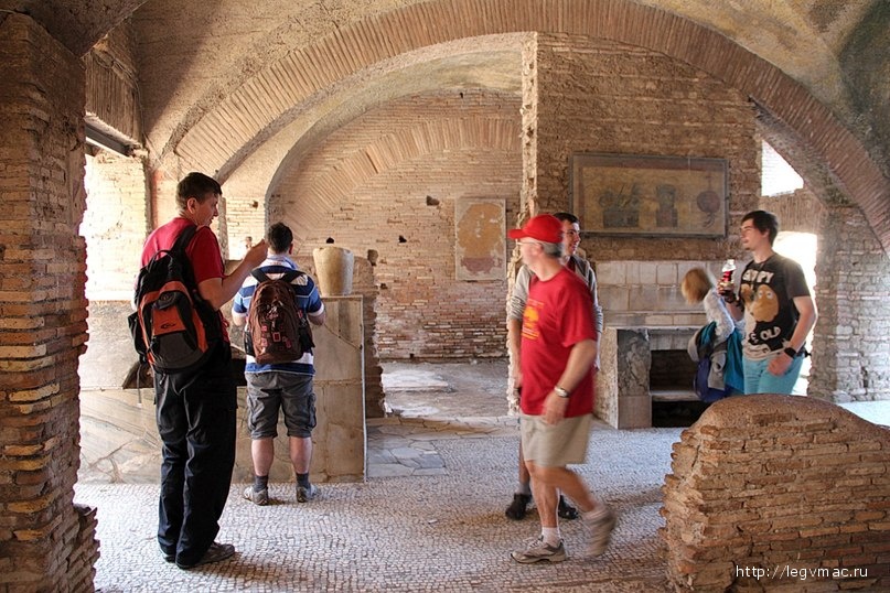 члены клуба Legio V Macedonica в Остии во время поездки на День города Рима