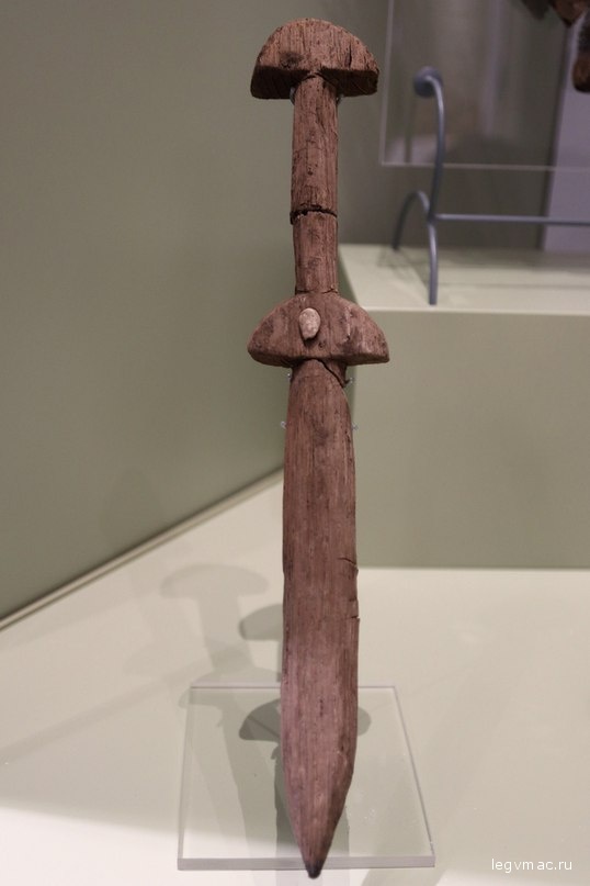 Деревянный меч, предположительно, использовавшийся при тренировках и спортивных соревнованиях.