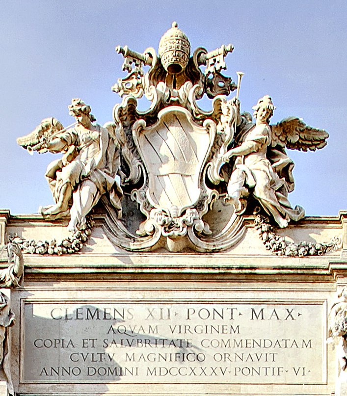 Климент XII, великий понтифик, с изрядной изысканностью украсил этот источник Девы, славный изобилием и целительной силой вод, в год Господень 1735, на шестой год его понтификата