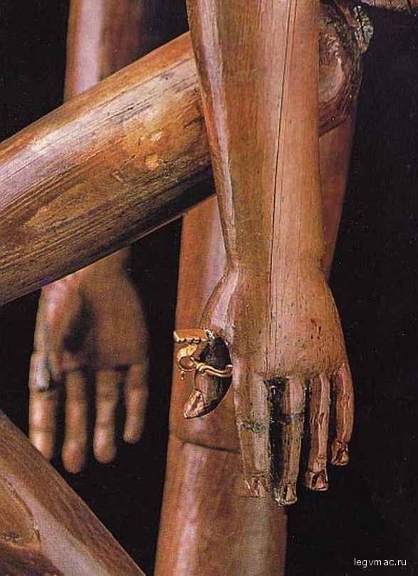 кольцо на левой руке куклы, на котором находится ключ от шкатулки