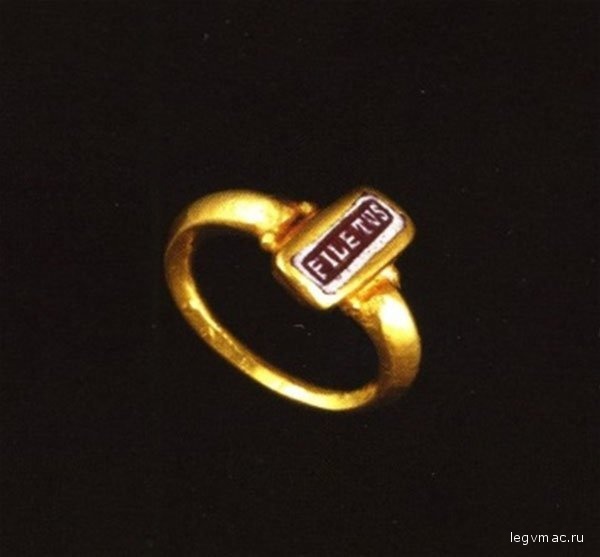 Кольцо, на нем имя - Филетус, зачем же девушке кольцо с чужим, да еще и с мужским именем?