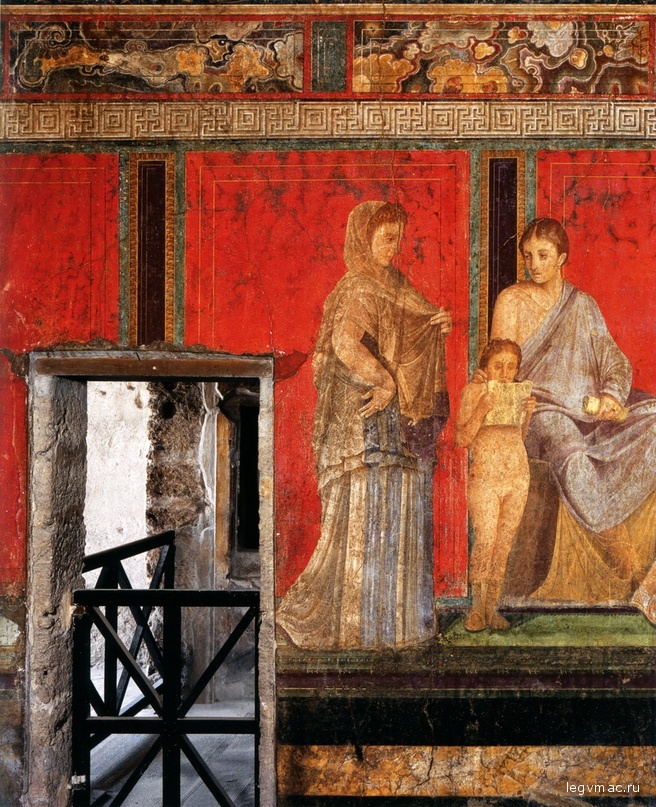 Две жрицы и мальчик, возможно юный Дионис, читающий гимн, написанный на папирусном свитке.