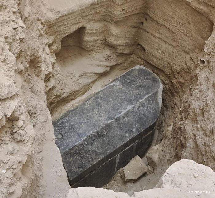 В Египте нашли загадочный черный саркофаг