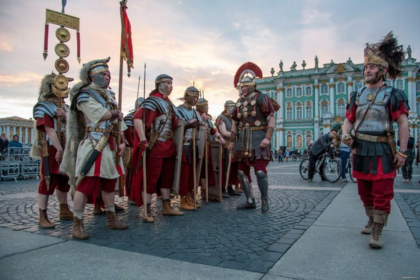 римские легионеры на Дворцовой площади в Петербурге