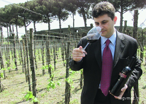 Представитель династии Mastroberardino Пьер
с красным вином Villa dei Misteri из ягод,
выращенных на месте виноградников
древних Помпей. Фото Reuters