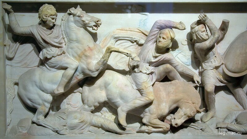 Деталь резьбы, изображающая битву при Иссе. В шлеме в форме львиной головы на Александре учёные видят отсылку к Гераклу, победившему Немейского льва.