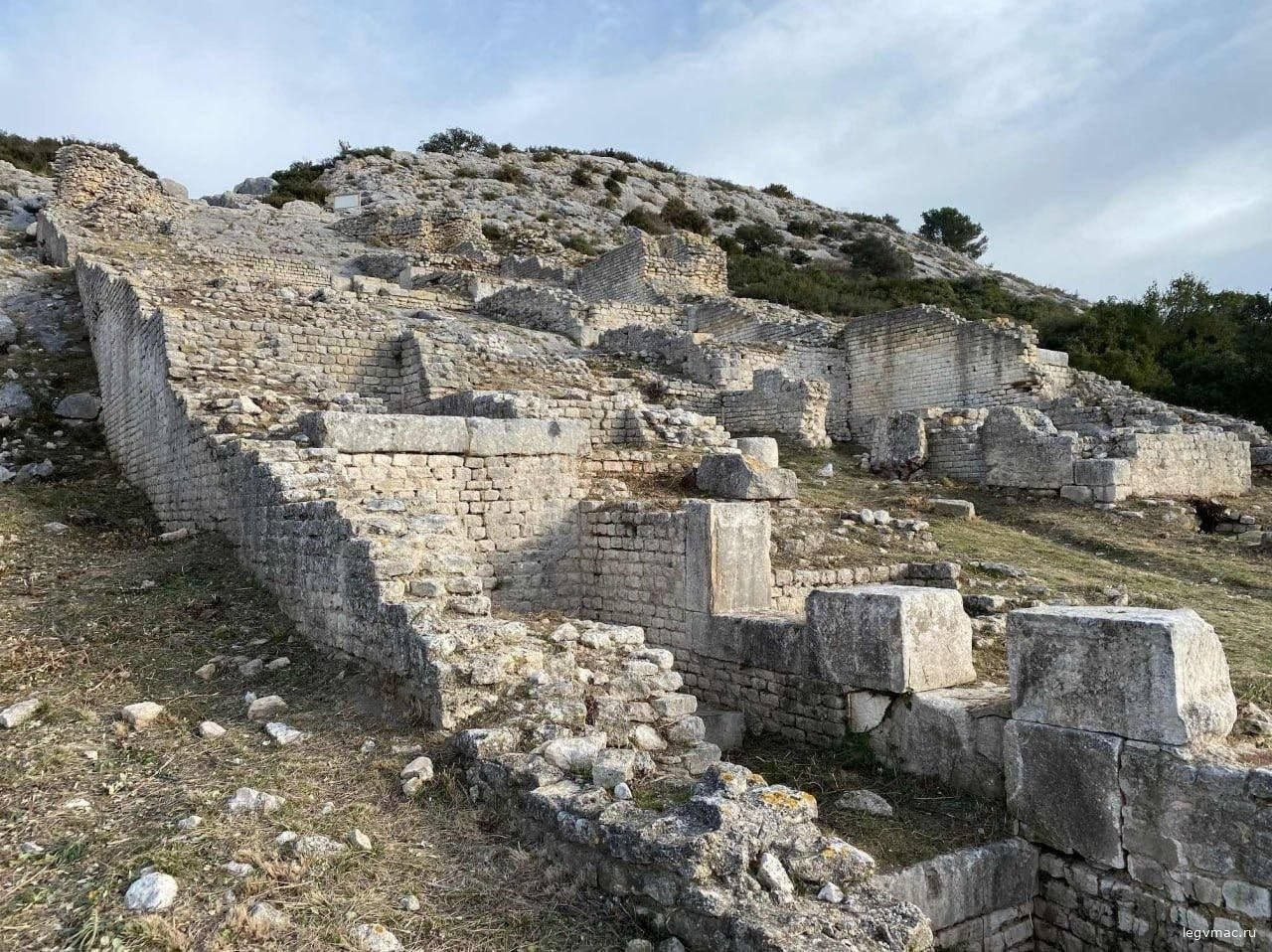 Комплекс римских водяных мельниц II века н.э. в Барбегале недалеко от г.Арля на юге Франции — абсолютно уникальный кластер из 16 водяных колес. Первая известная попытка создать комплекс машин промышленного масштаба в Европе.